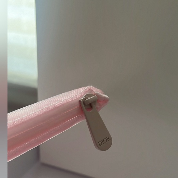 New/authentic Dior mesh pouch/cosmetic bag - Picture 4 of 6